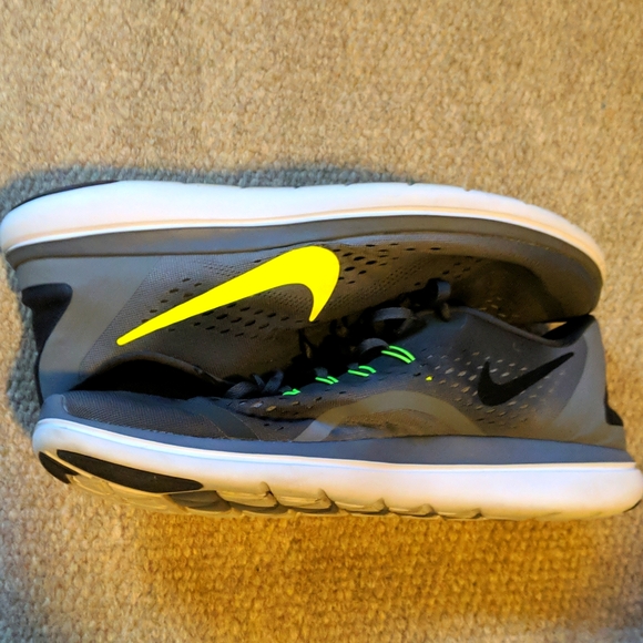 Nike men's  Flex 2017 RuN Cool Grey Volt yellow 898457-007 size 12 - Picture 3 of 8
